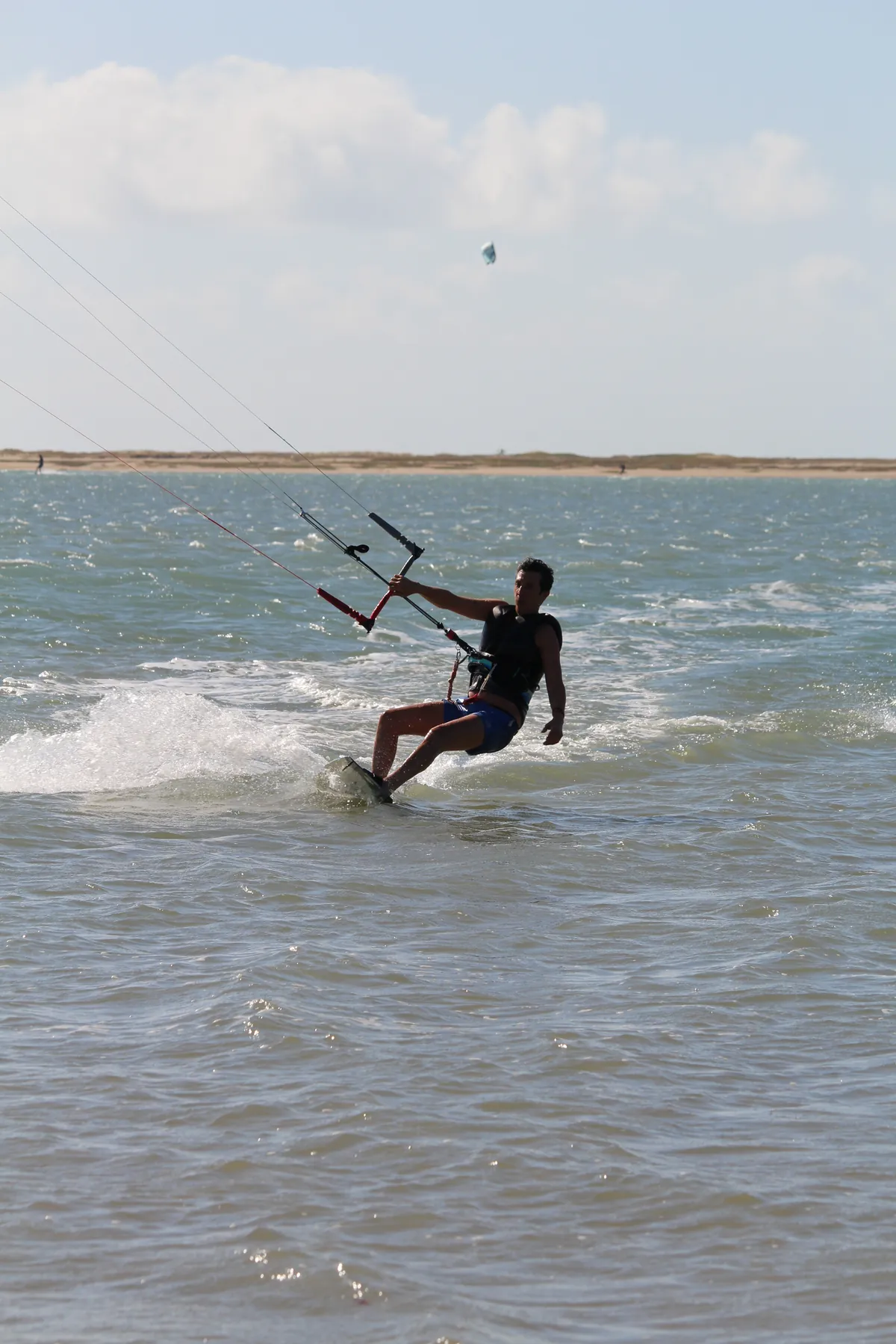 Kitesurfista velejando na água plana da Ilha do Guajirú