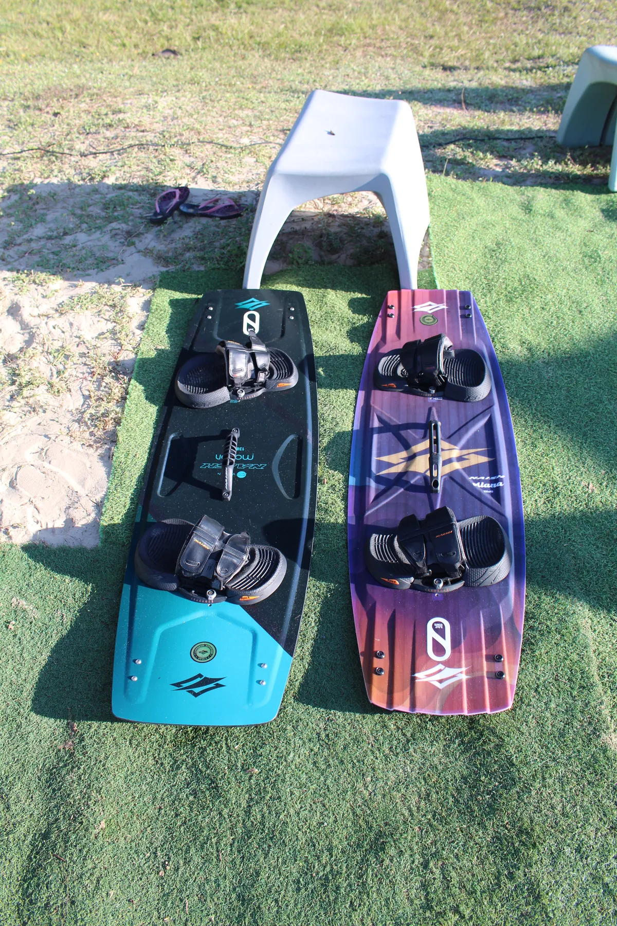 Pranchas de kitesurf Naish enfileiradas na praia da Ilha do Guajirú