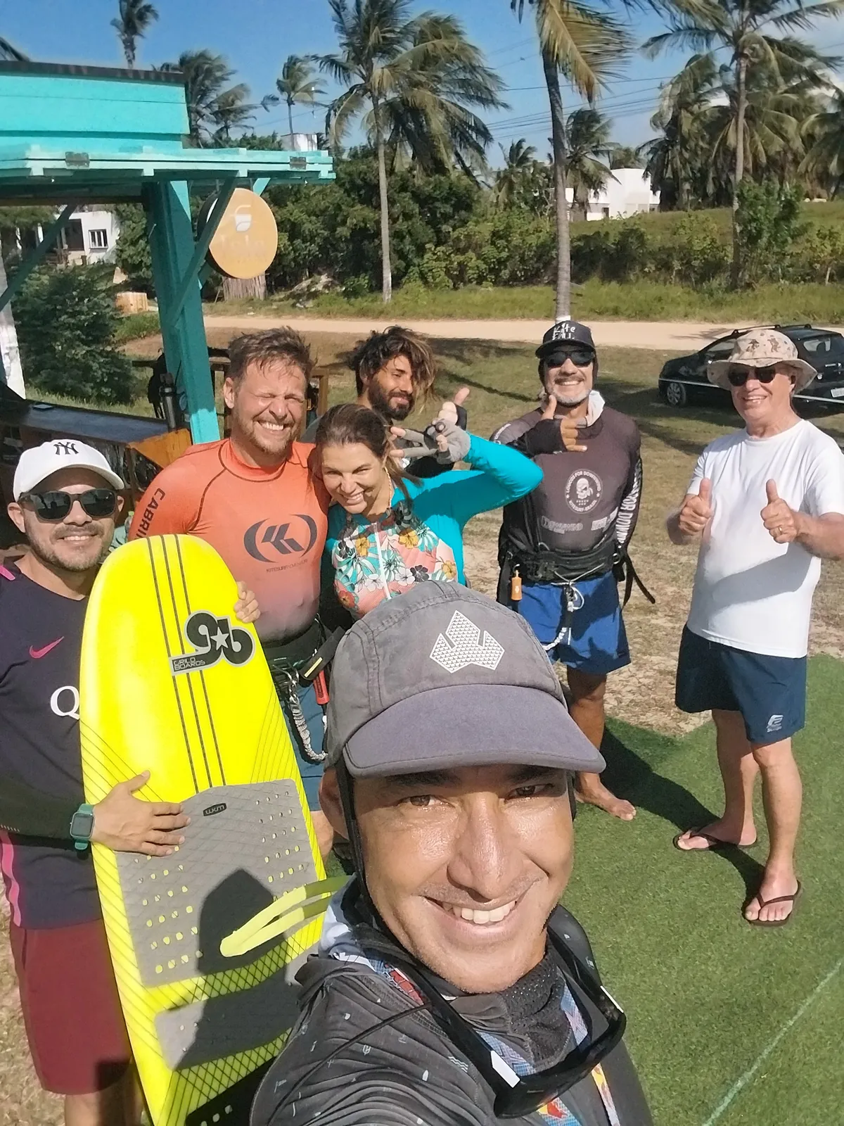 Equipe e alunos sorridentes posando para selfie na escola de kitesurf Isla na Ilha do Guajirú