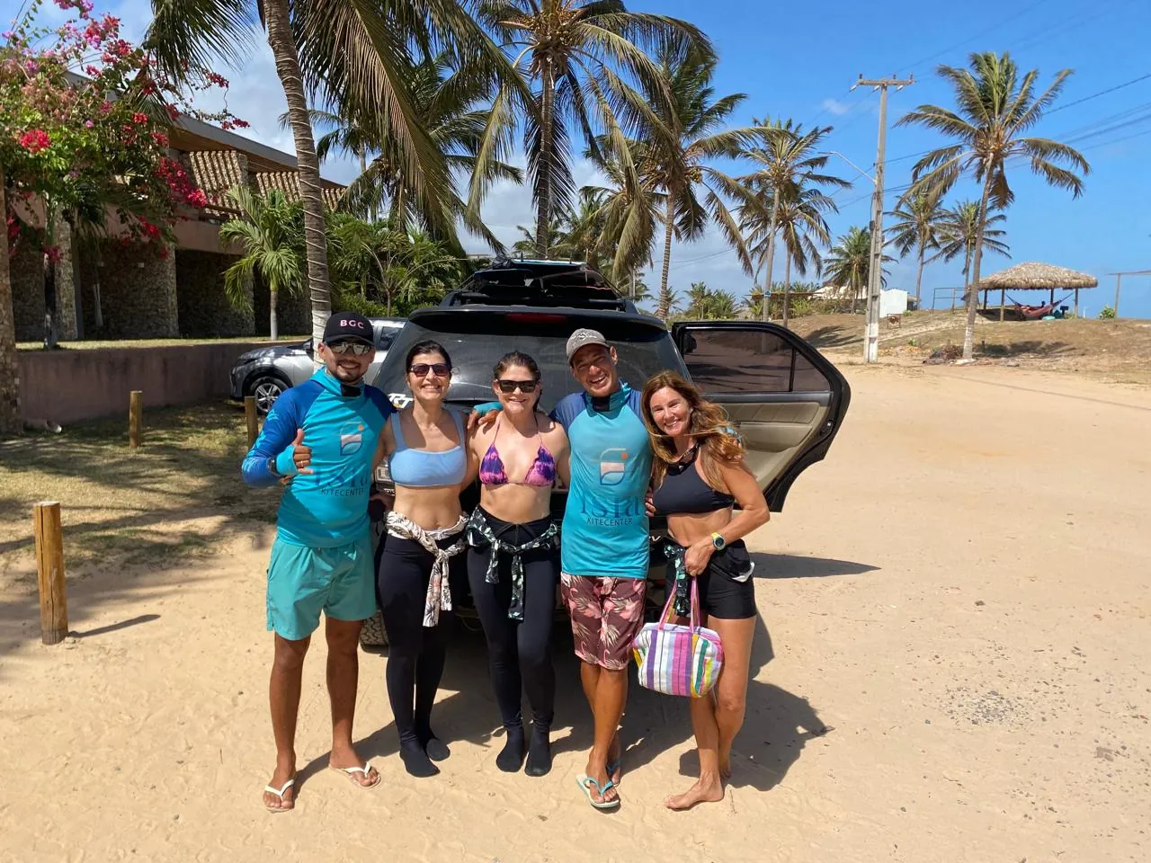 Alunos e instrutores ao lado de um carro com equipamentos de kitesurf na Ilha do Guajirú