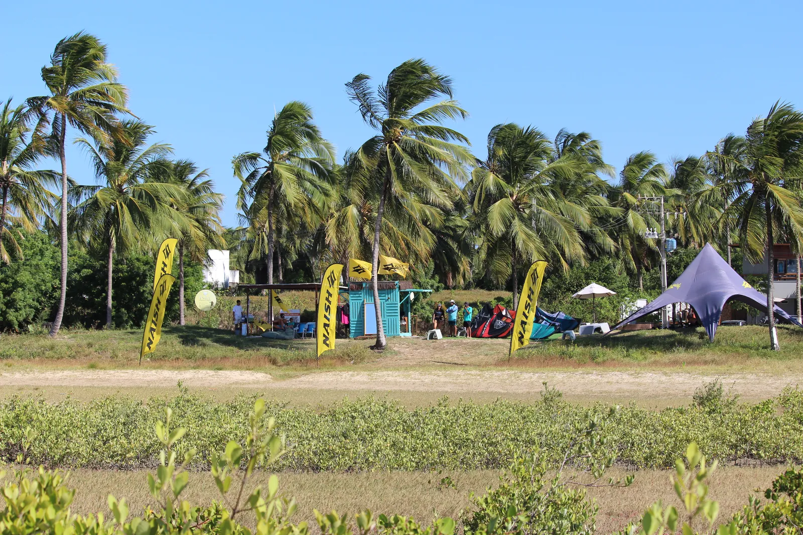 Kitesurfistas no braço de mar da Ilha do Guajirú, destino para aprender kitesurf saindo de Fortaleza