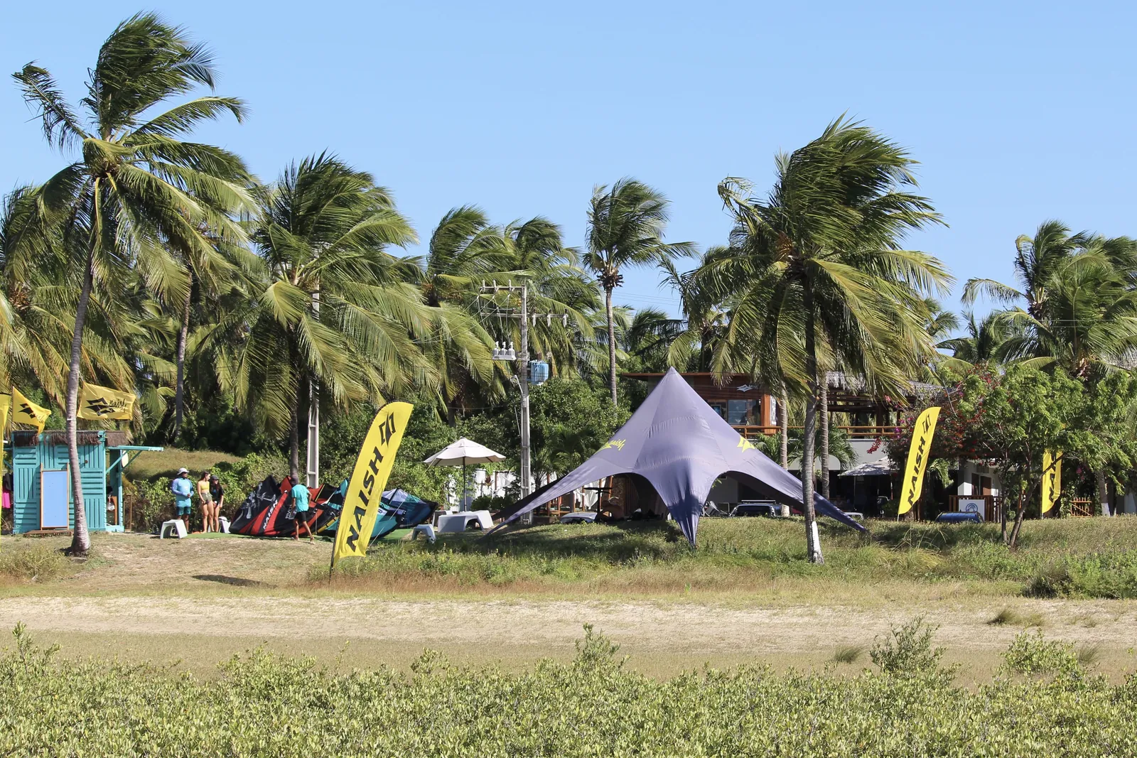 Panorâmica do spot de kitesurf da Ilha do Guajirú com kites na água plana