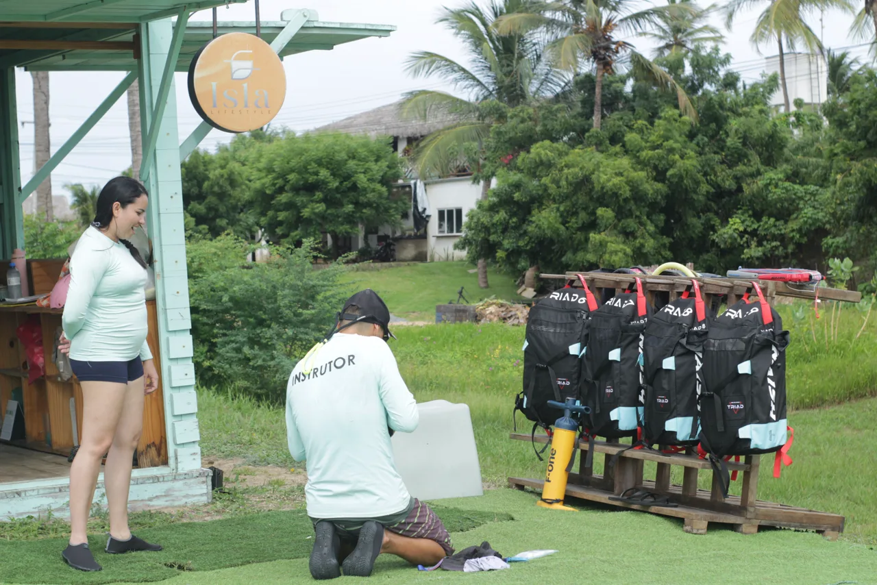 Instrutor da Isla Kite Center preparando o equipamento Naish na estação, na Ilha do Guajirú