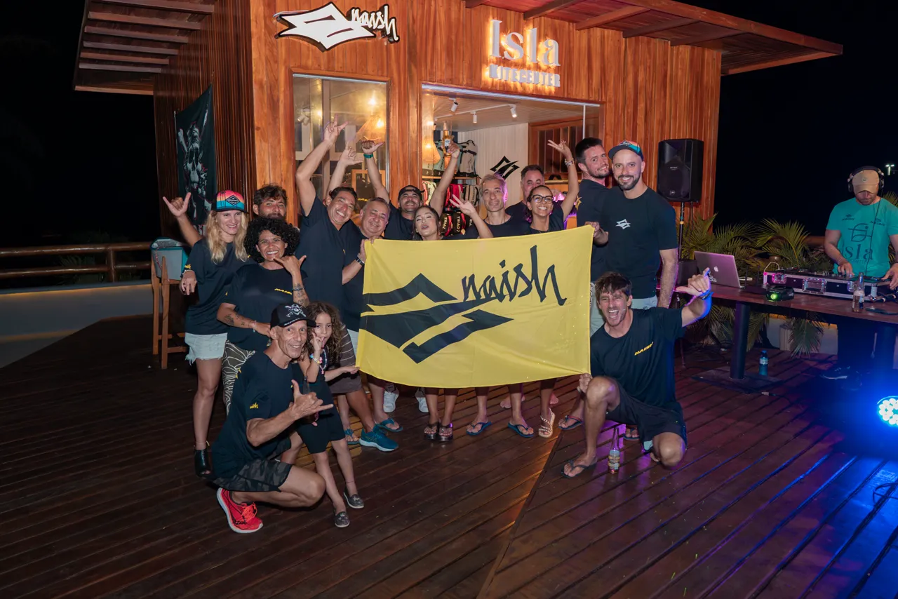 Comunidade da Isla Kite Center reunida à noite na estação, depois de um dia de kitesurf na Ilha do Guajirú