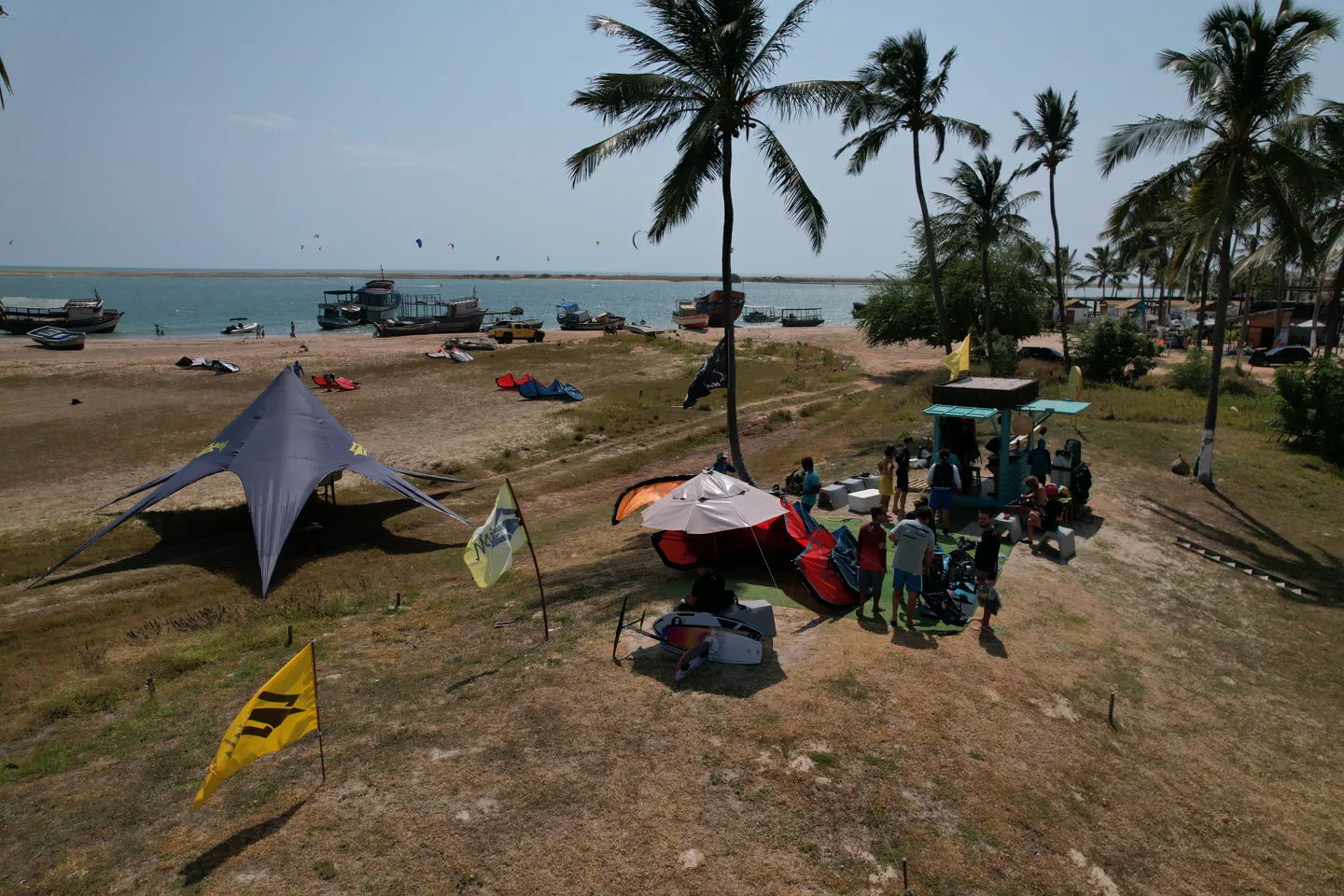 Vista aérea da base de kitesurf e do litoral da Ilha do Guajirú, ponto de partida dos downwinds